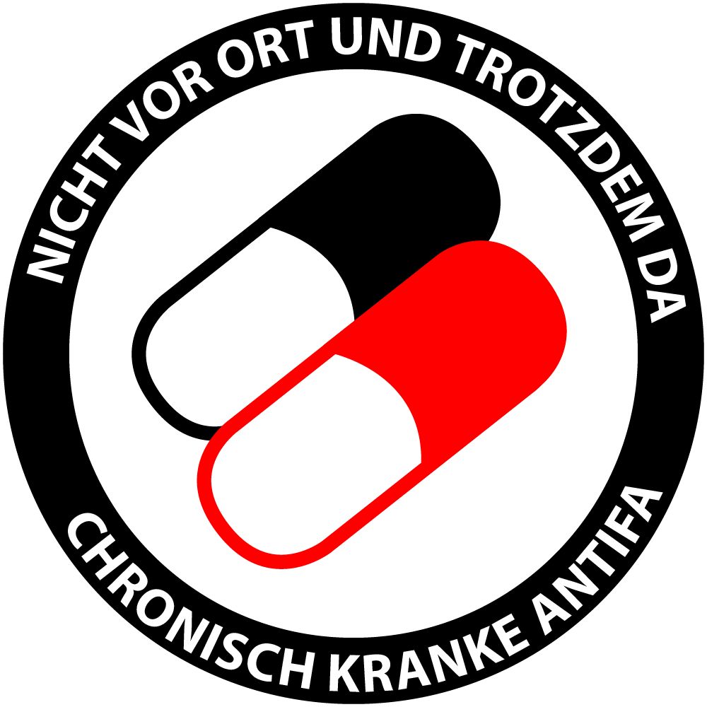 Antifa-Sticker: Nicht vor Ort und trotzdem da - Chronisch kranke Antifa. In der Mitte zwei Medikamentenkapseln in Schwarz und Rot.