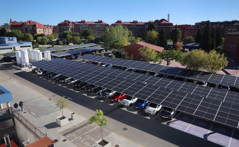 Aparcamientos solares: la nueva tendencia de los ‘parkings’ es cubrirse con placas para impulsar la movilidad sostenible