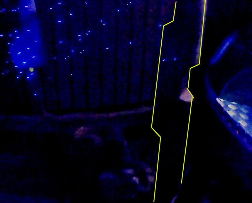 Same scene as the first picture, but two yellow lines highlight the actual shape of the support which has a "deviation" to the left.