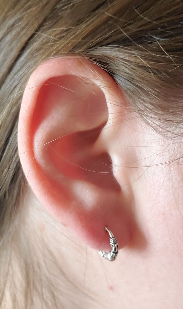 Mon oreille gauche en gros plan avec le petit anneau sur mon lobe