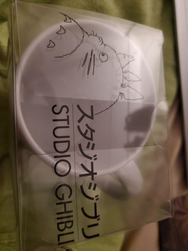 Logo ghibli avec totoro sur le dessus de la boîte transparente 