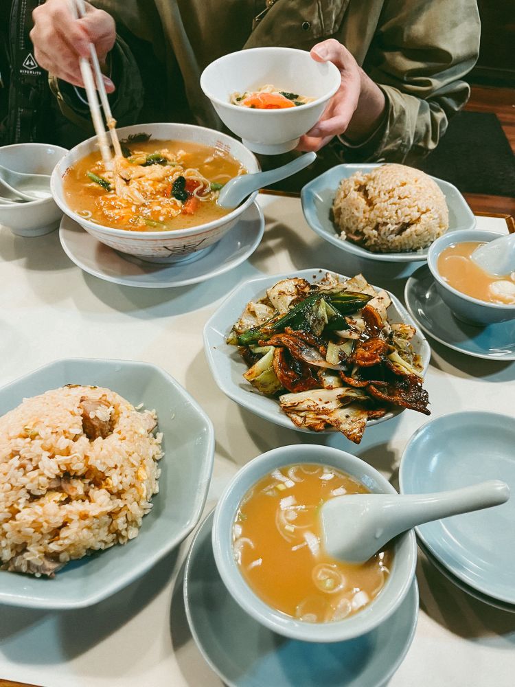 神楽坂にある龍朋という中華料理屋さん
トマトたまごラーメン
チャーハン
回鍋肉

向かいの席に座る飯塚さんが、ラーメンを取り分けてくれている