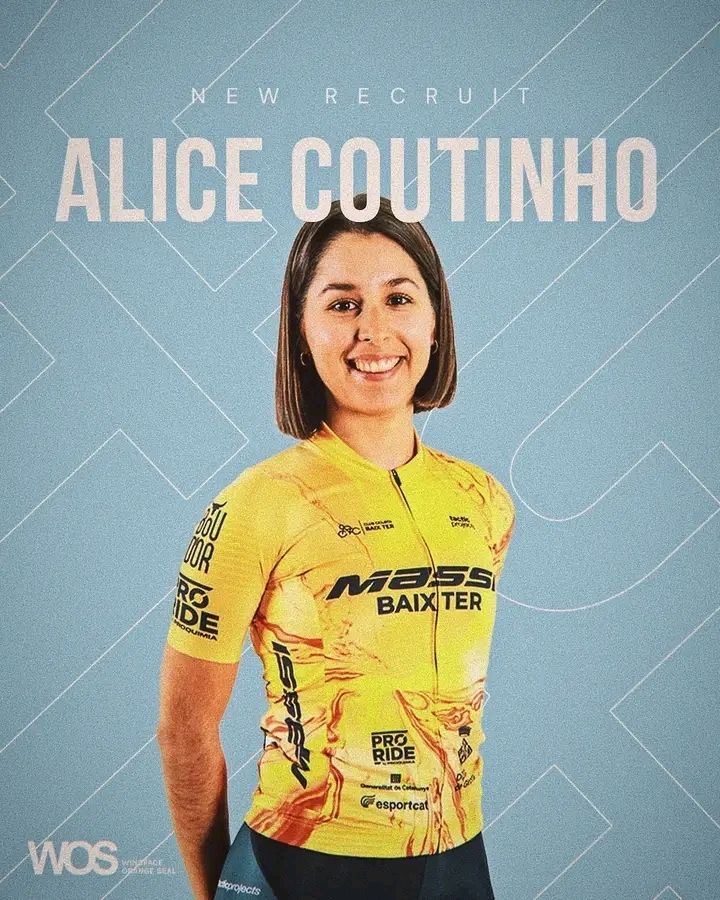 L'image publiée par Winspace pour annoncer la signature d'Alice Coutinho. On voit une photo d'Alice souriante en tenue Massi Baix Ter, avec au dessus le texte 
NEW RECRUIT
ALICE COUTINHO 
, et en bas à gauche le logo de l'équipe Winspace Orange Seal 