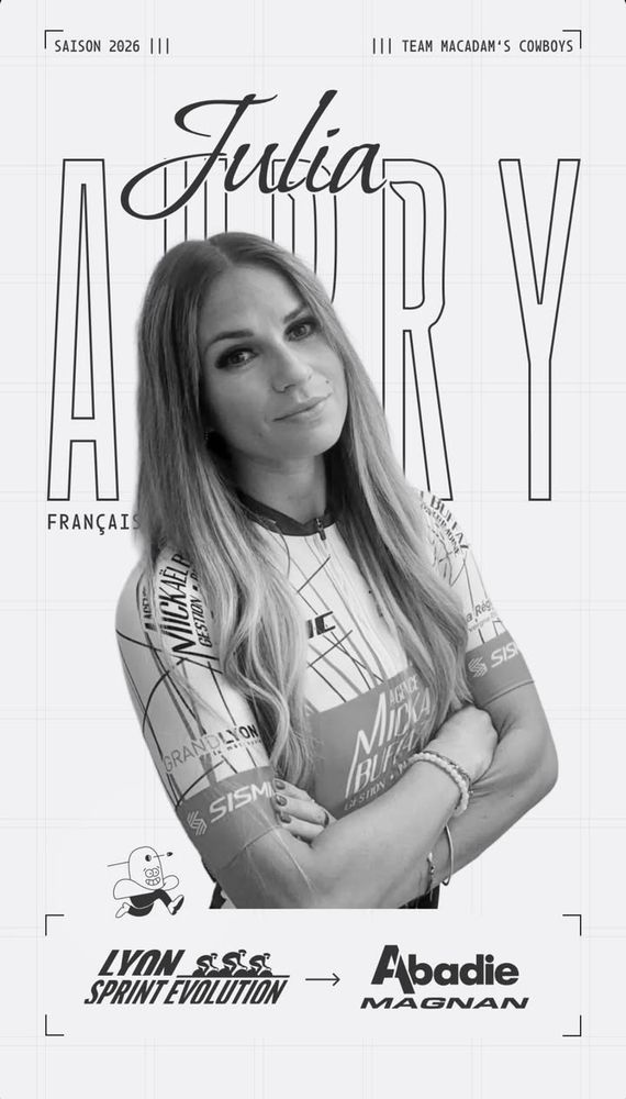 L'image publiée par le Team Abadie Magnan pour annoncer la signature de Julia Aubry. On y voit une photo (officielle) de Julia souriante en tenue du Team Buffaz Gestion de Patrimoine, et plusieurs textes :
- en haut, SAISON 2026 ||| ||| TEAM MACADAM'S COWBOYS 
- au centre, Julia
AUBRY 
FRANÇAISE 
- et en bas, le logo de Lyon Sprint Évolution (devenu Team Buffaz Gestion de Patrimoine en 2025), une flèche symbolisant le changement d'équipe et le logo du Team Abadie Magnan.