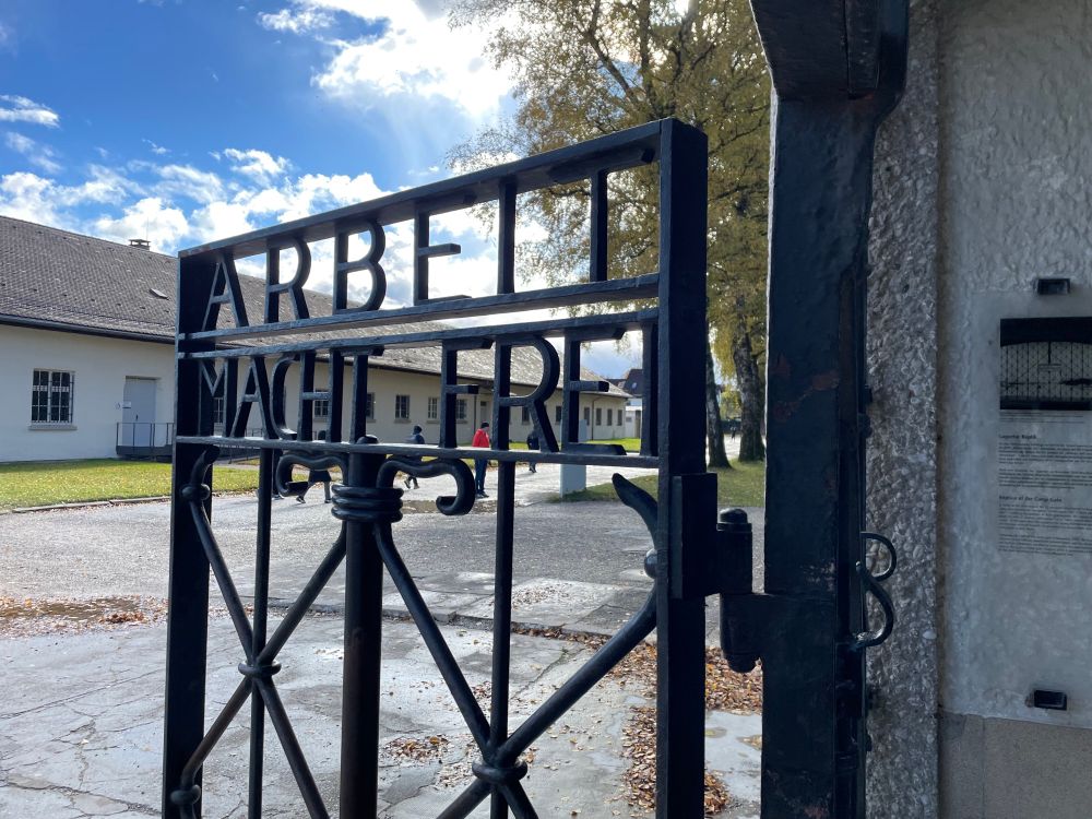 Tor zum Lager mit dem bekannten Spruch „Arbeit macht frei“