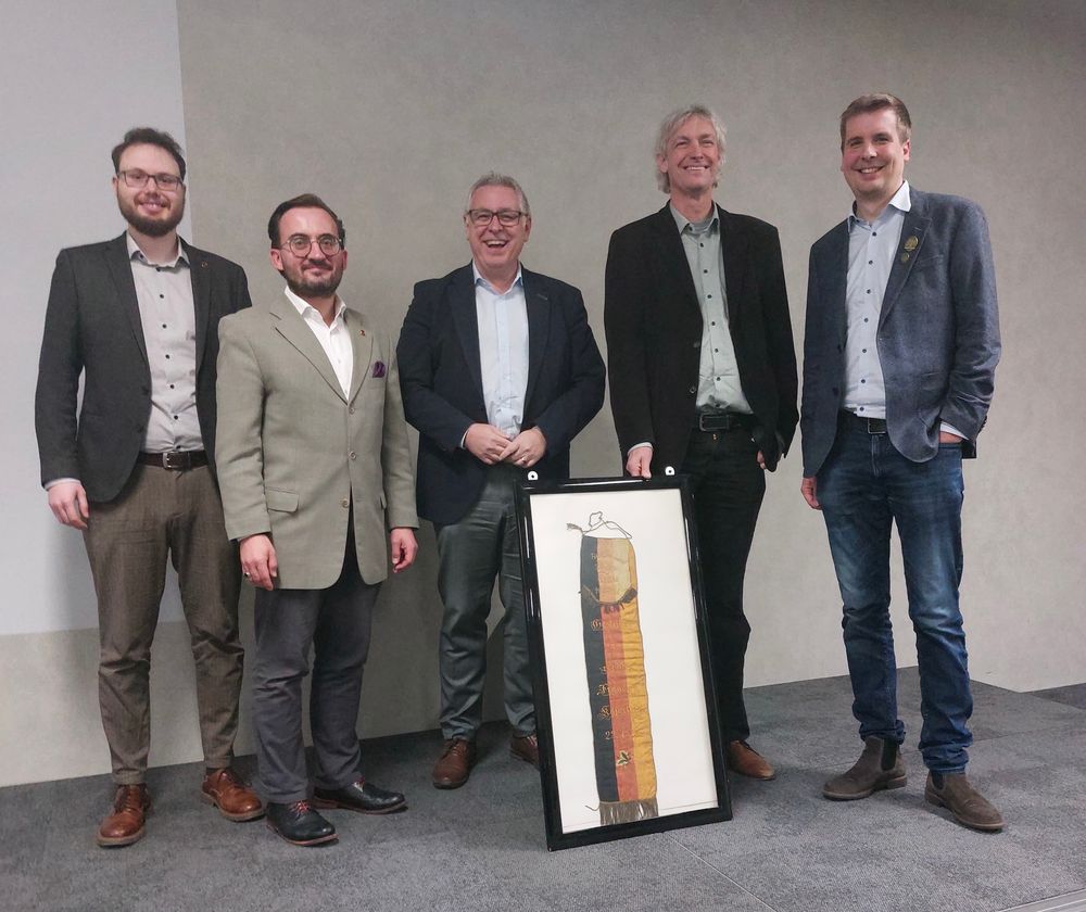 V.l.n.r.: David Hellge und Christian Soeder für den Landesvorstand des Reichsbanners, Bürgermeister Thorsten Riehle, Marchivum-Direktor Dr. Harald Stockert, Festredner Dr. Marcel Böhles.
In der Mitte ist eine historische Fahnenschleife des Reichsbanners zu sehen. 