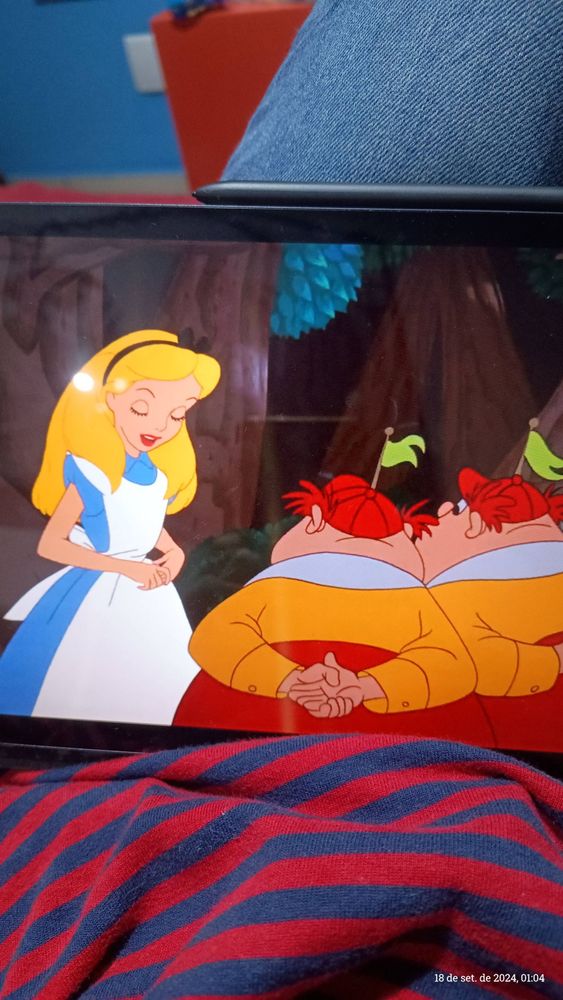 Foto de uma tela apresentando Alice no País das Maravilhas da Disney