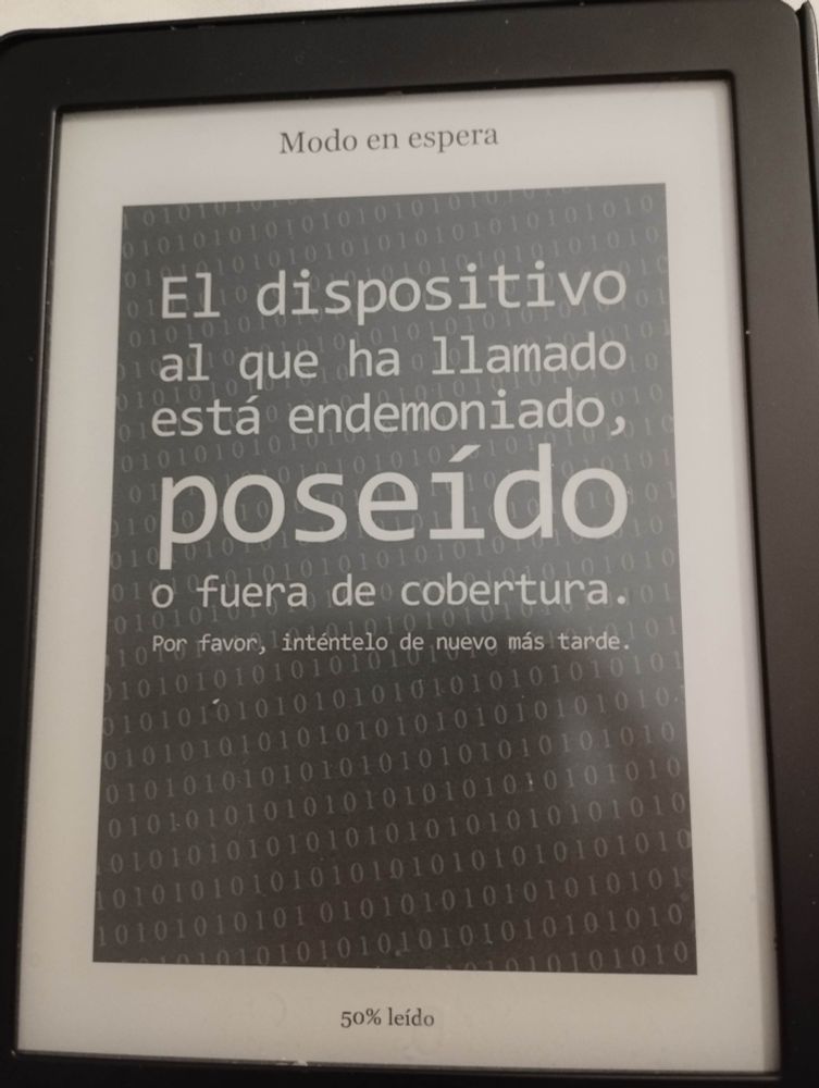 Imagen de un libro electrónico en el que se ve la portada de un libro llamado "El dispositivo al que ha llamado está endemoniado, poseído o fuera de cobertura"