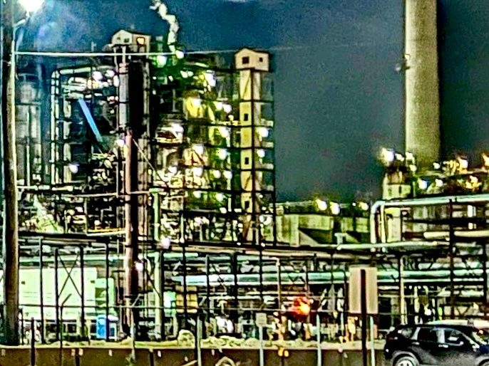 Photo of a US oil refinery where many people work. 