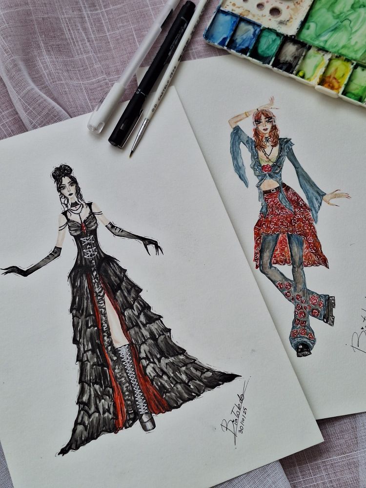 Dois croquis de moda feitos com aquarela, o primeiro é de uma mulher usando um vestido inspirado da era vitoriana, mesclado com a subcultura gótica, ele é feito de tule preto por fora e de um tecido vermelho por dentro, com um espartilho de couro. O desenho é de uma mulher vestindo uma roupa inspirada na era hippie dos anos 70, ela usa uma calça jeans boca de sino com a barra florida, uma saia inteiramente florida, com cores alaranjadas e avermelhadas e, por fim, um cropped azul com mangas longas e largas, com uma rosa no meio.
