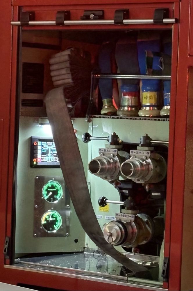 消防車のホースを繋ぐ場所の写真。メーターあり。