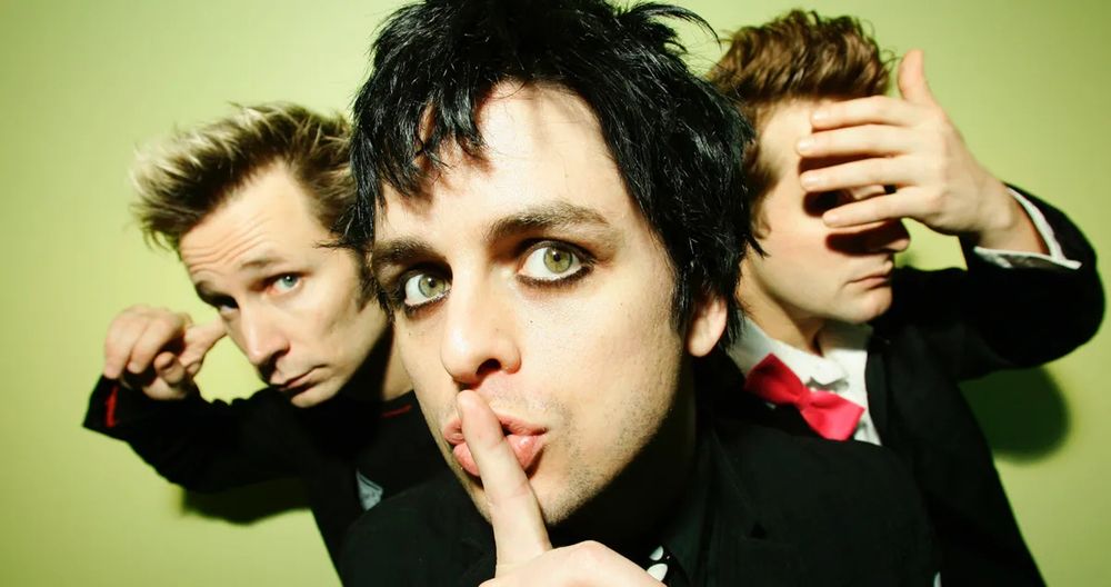 Green DayのAmerican Idiotの宣伝写真。左からマイクが耳を塞ぎ、真ん中のビリーが口に指を当て「シー」のポーズ、右のトレが目を塞いでる。「見猿聞か猿言わ猿」がモチーフ。