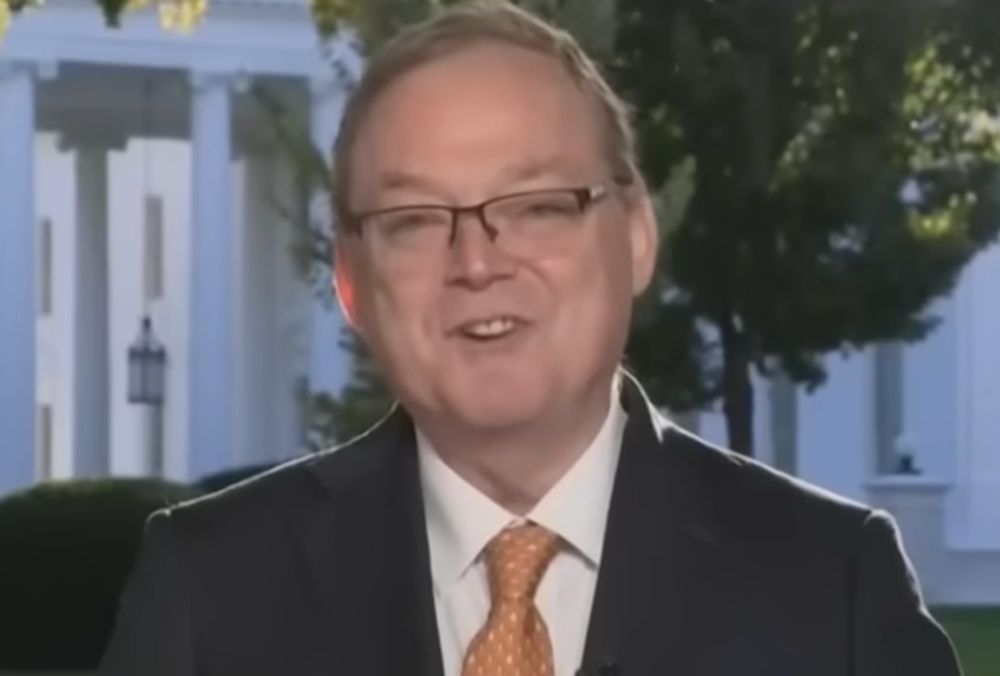 Kevin Hassett, Chefwirtschaftsberater im Weißen Haus, hier mal ganz nagetierig guckend, während er über den Rainy day fund für das staatliche Lebensmittelhilfsprogramm spricht, der den derzeitigen Bedarf locker decken könne, aber vielleicht, wie der Turm über Jamaika gezeigt habe, vielleicht für echte rainy days gebraucht werde