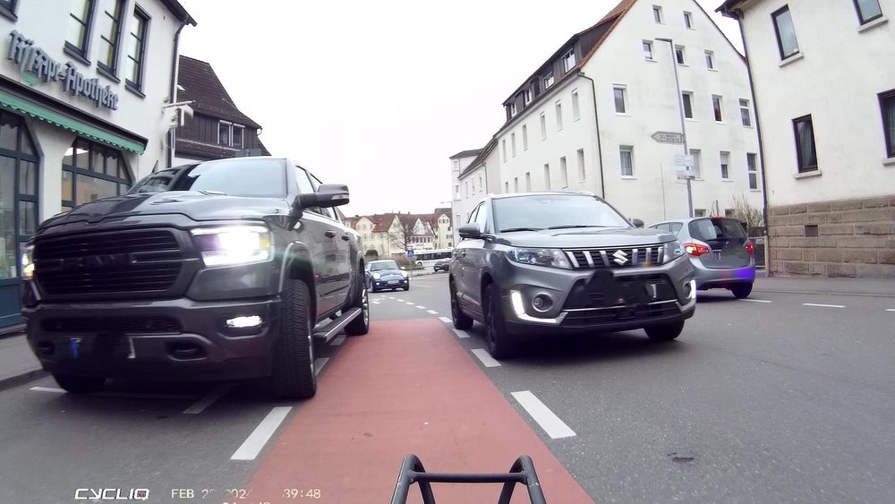 Trump-Ram-Panzer passt nicht auf den markierten Parkplatz und steht teilweise auf dem "Schutzstreifen für den Radverkehr".