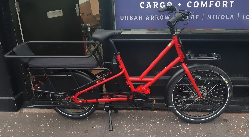 Veloe Multi Lungo - Bosch CargoLine longtail cargo bike in red.