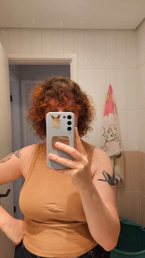 selfie no espelho mostrando meu cabelo que está sem corte e bagunçado 