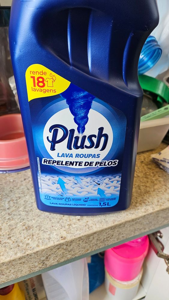 foto de um galão de lava-roupas líquido da marca Plush, que promete remover pêlos das roupas