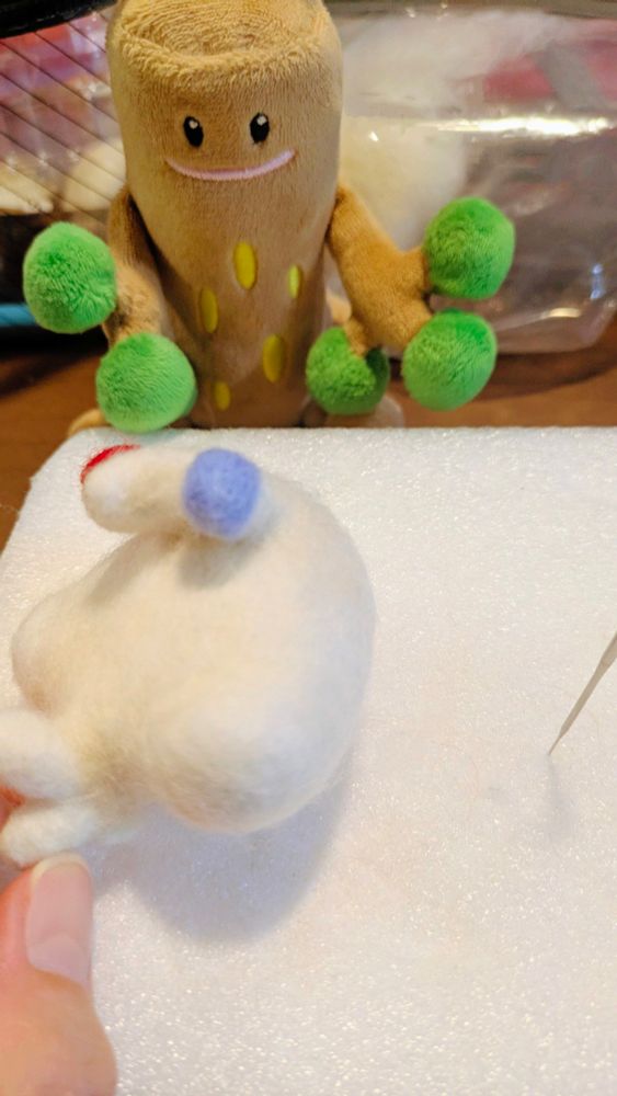 羊毛フェルトでトゲキッスができるまでの過程を見守るウソッキー