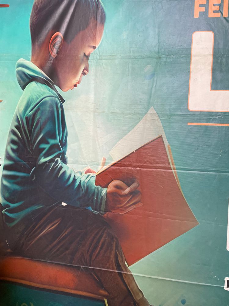 Dasselbe Plakat, aber näher dran