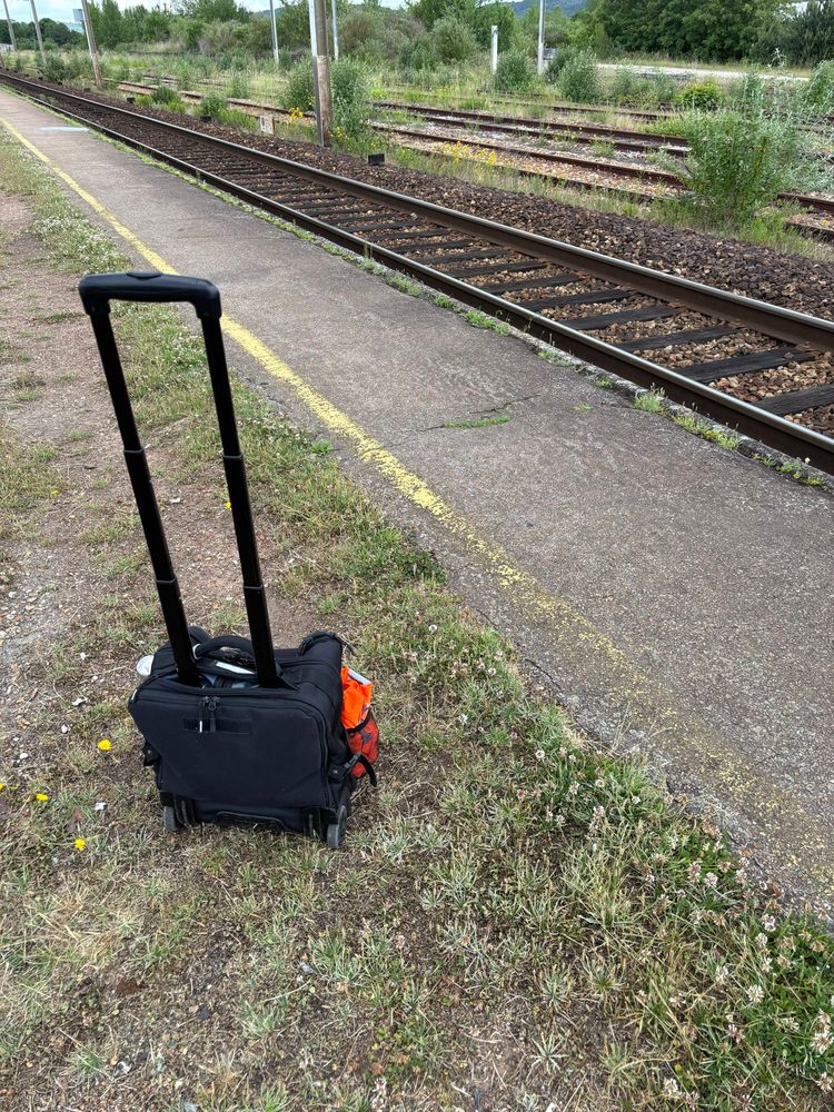 Mon sac à roulettes de conducteur sur le quai excellemment bien entretenu de « d’Oissel » comme le dit Simone à bord des trains Nomad normand City en Omneo 2 🫠