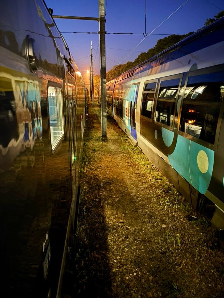 Des trains… un bel Omneo 2 et un bel AGC non rénové avec l’ancienne livrée Haute Normandie vouée à disparaître