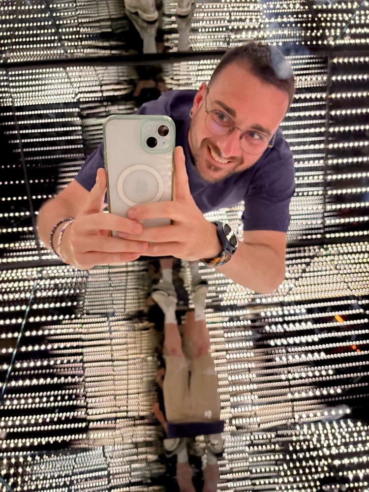 La tapette alias ma sale race qui se prend en photo dans l’une des œuvre