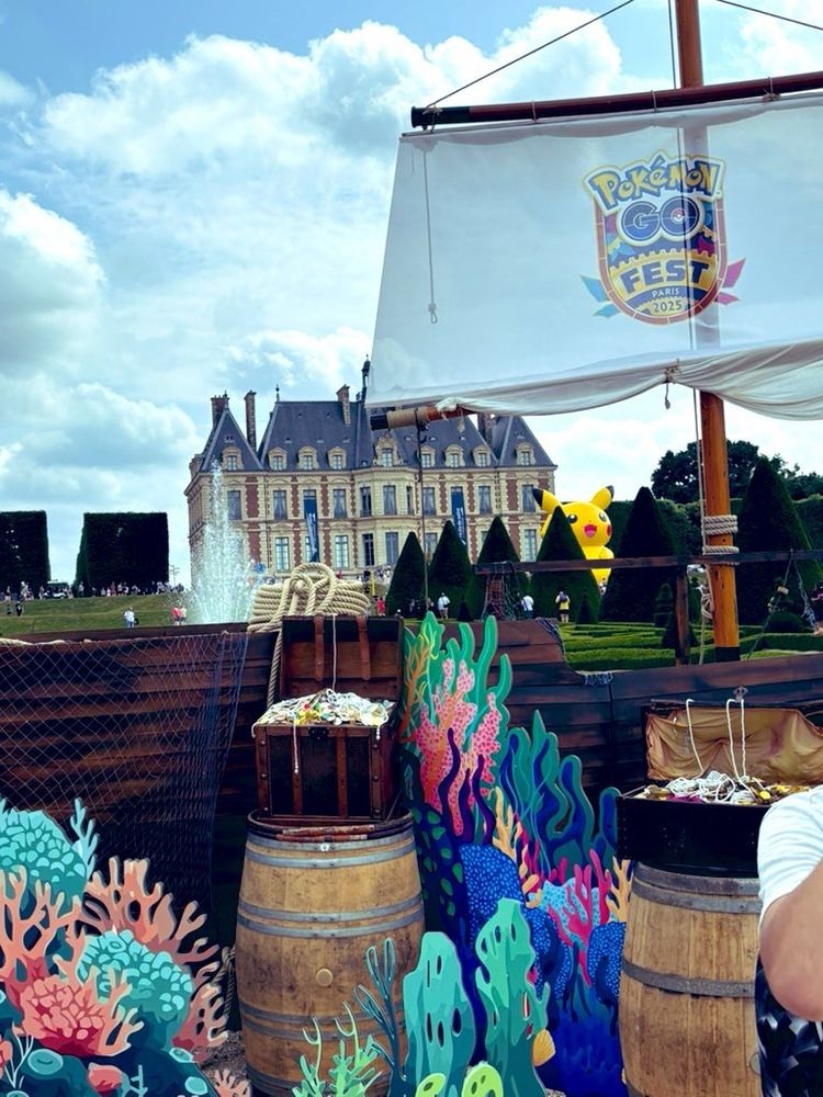 Le château de Sceaux et un pikachu géant à côté puis en premier plan un trésor du Pokémon go fest