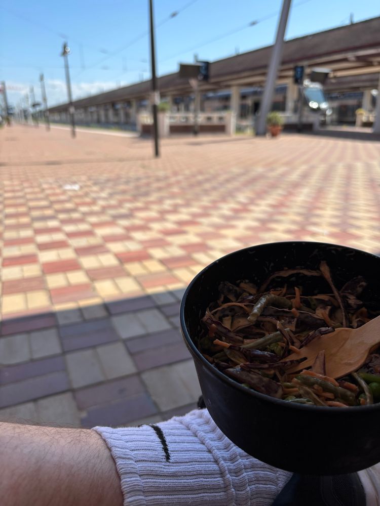 La petite salade pour après en gare de Trouville-Deauville - pour les kiffeurs, ces chaussettes doivent sentir bien fort après un footing