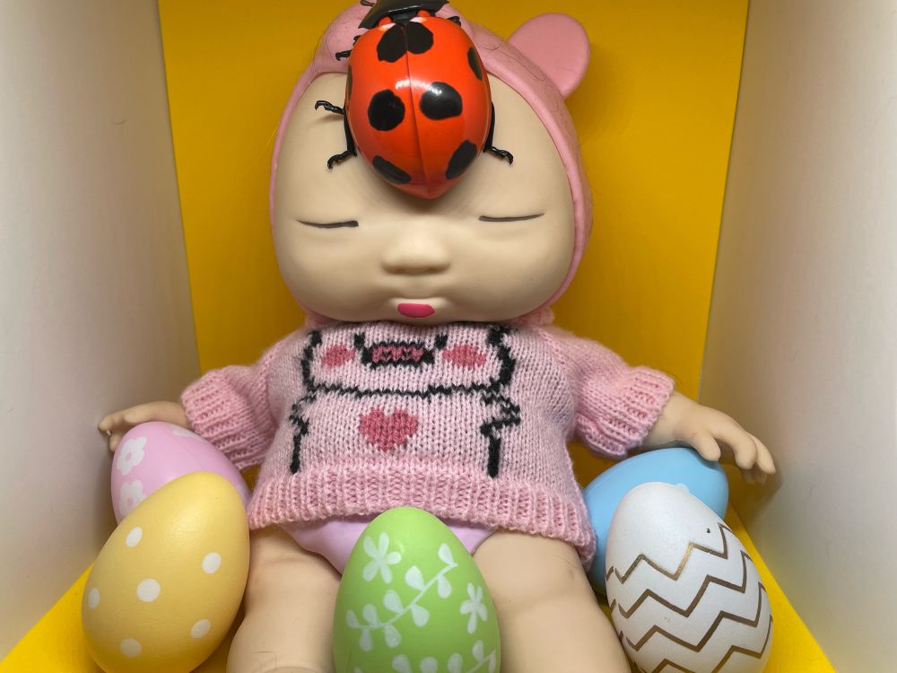 頭にテントウムシ、手にはイースターエッグのアグリーベイビー