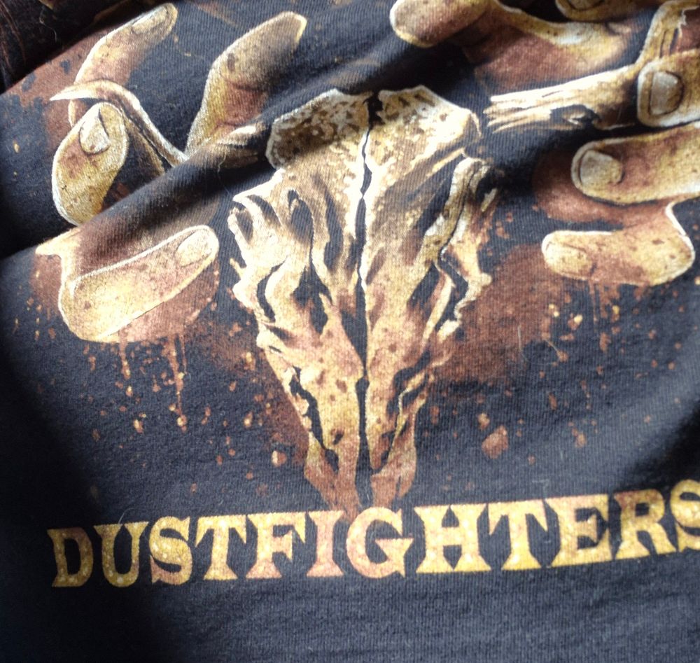 WOA Shirt mit der Aufschrift Dustfighters