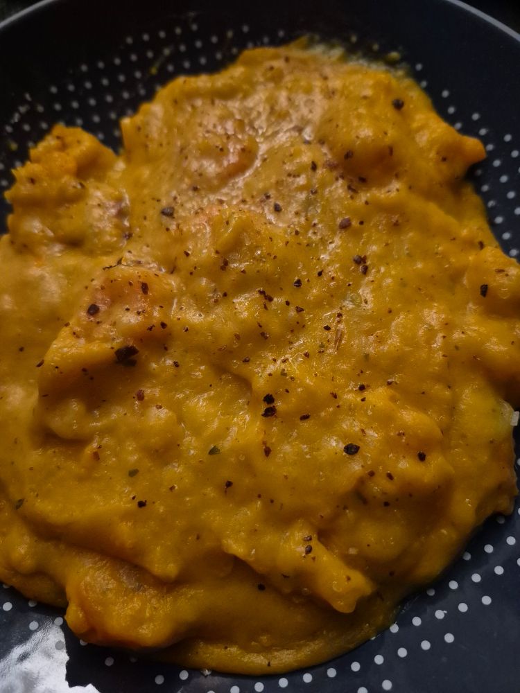 Ein Teller mit Möhrendurcheinander 