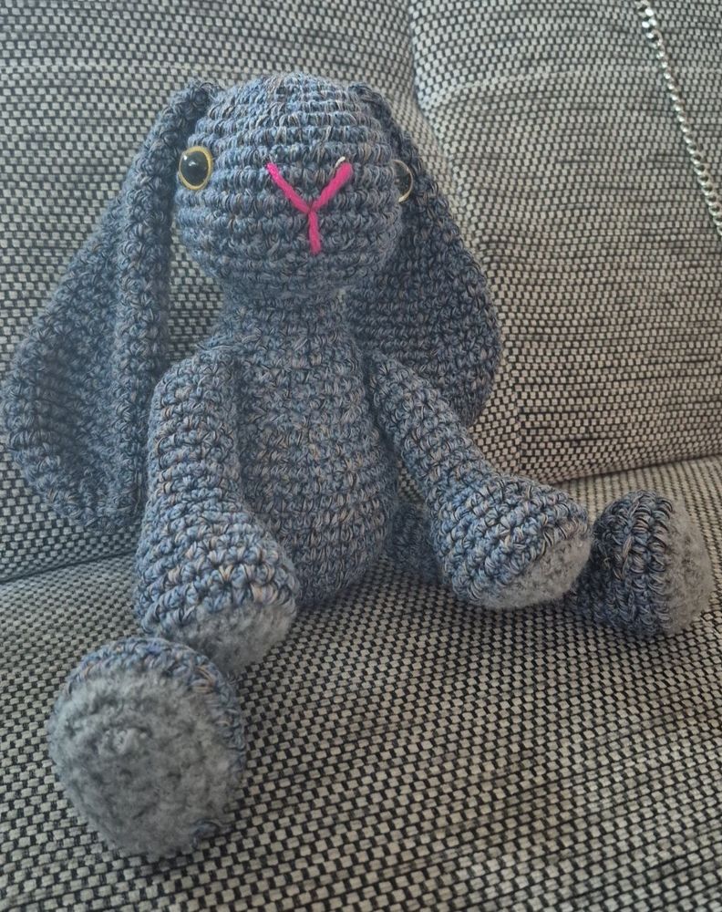 Kleines graues Häschen mit rosa Nase