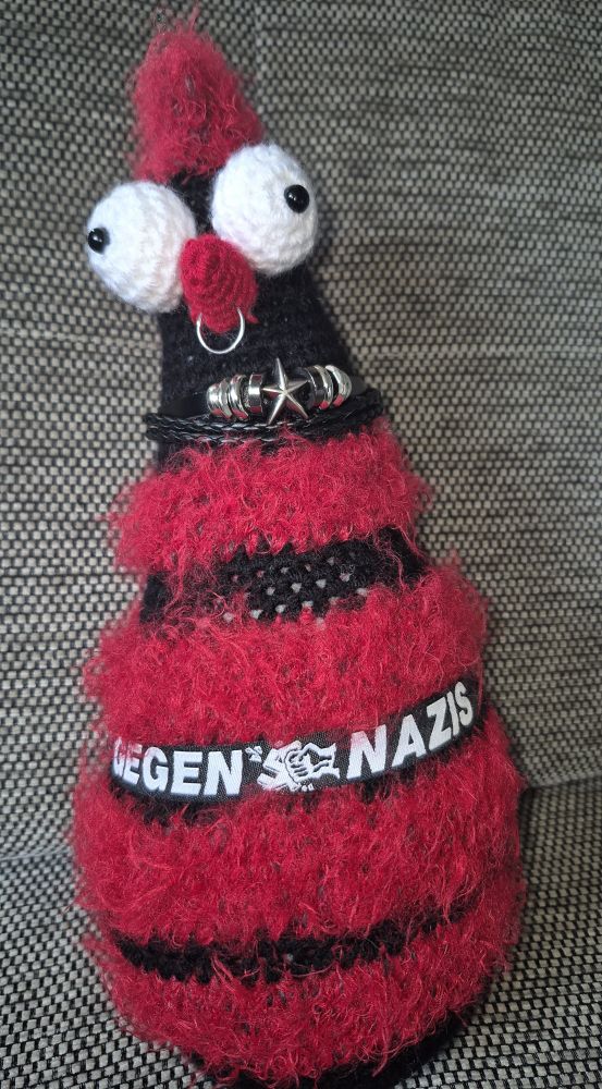 Das Huhn von vorne mit Aufnäher gegen Nazis 