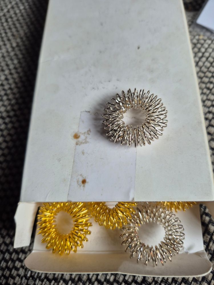 Akupressur Ringe aus Draht, sehen ein bißchen aus wie Haargummis