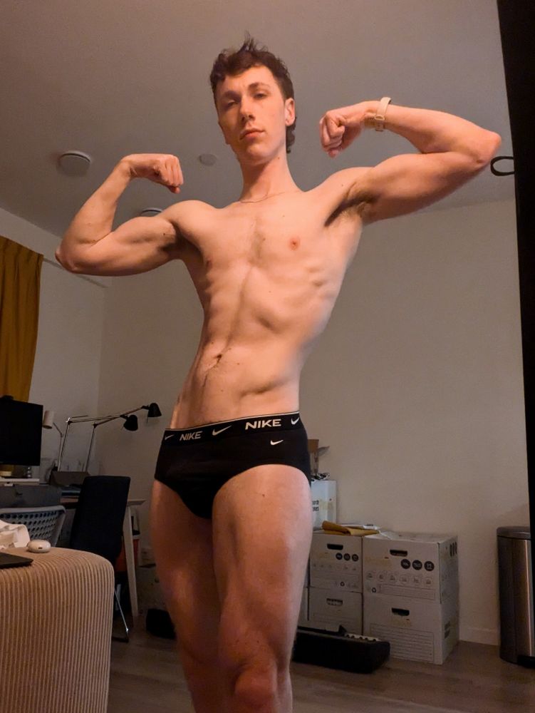 no hood double bicep flex in black briefs