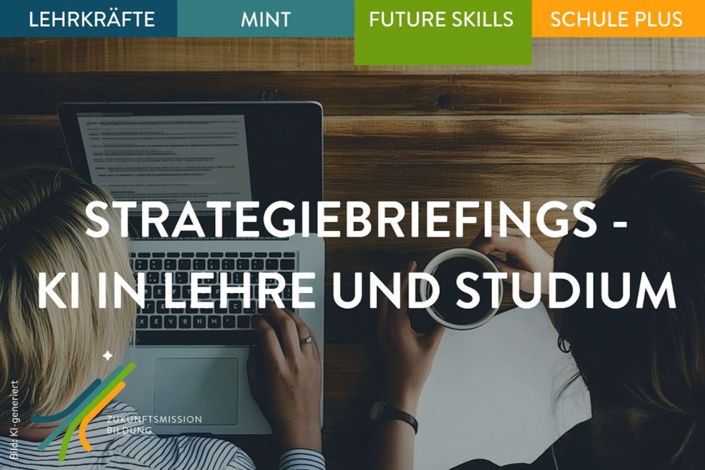  Zwei Personen sitzen an einem Holztisch; eine arbeitet am Laptop, die andere hält eine Kaffeetasse. Darüber liegt der Text: „Strategiebriefings – KI in Lehre und Studium“. Oben farbige Reiter mit Themen wie „Lehrkräfte“, „MINT“ und „Future Skills“. Logo „Zukunftsmission Bildung“ unten links. Das Bild ist KI-generiert.