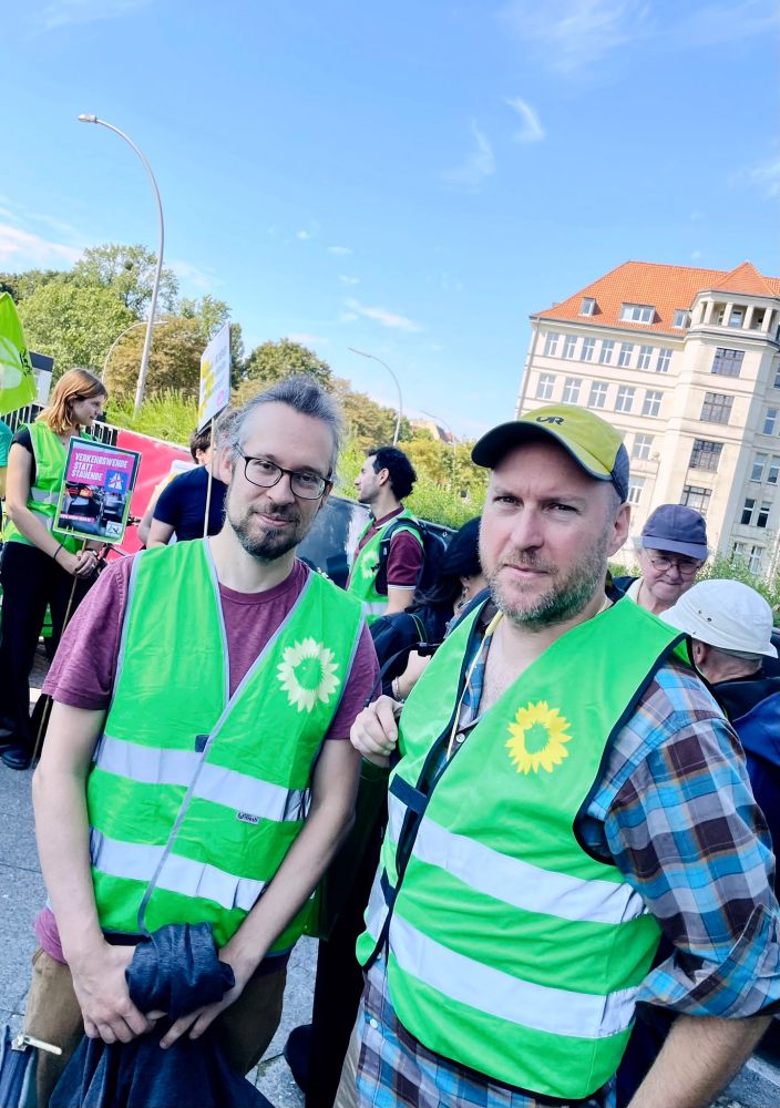 Gemeinsam mit Jan Michael (Bezirksverordneter in Neukölln) protestiere ich mit vielen anderen Menschen gegen die Öffnung des 16. Abschnitts der A100-Autobahn und die fossile Infrastruktur- und Verkehrspolitik von CDU und SPD.