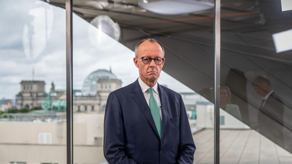 In der Debatte über sozialstaatliche Leistungen stellt sich Kanzler Merz gegen die Kritik von Sozialministerin Bas. Eine Einsparung von zehn Prozent beim Bürgergeld müsse möglich sein, sagt er - und r...