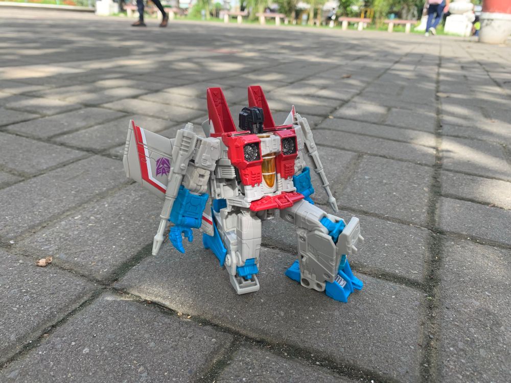 SS86 Coronation Starscream, kneeling.