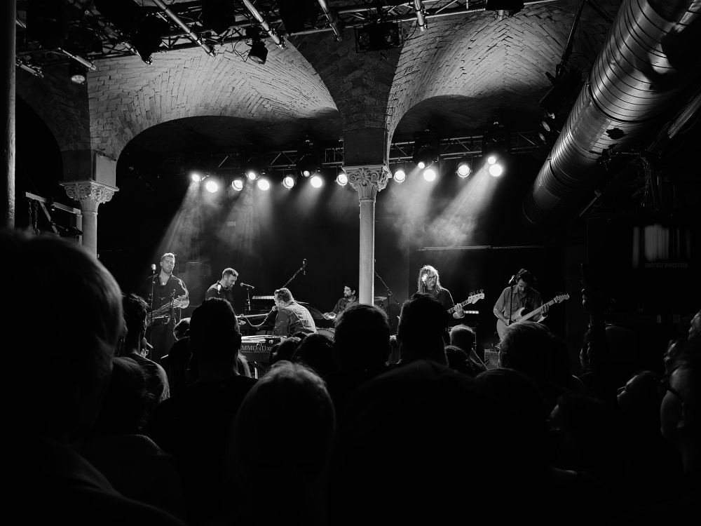 Black-and-white photograph of the band Monophonics performing at Gretchen, Berlin, on 27 October.