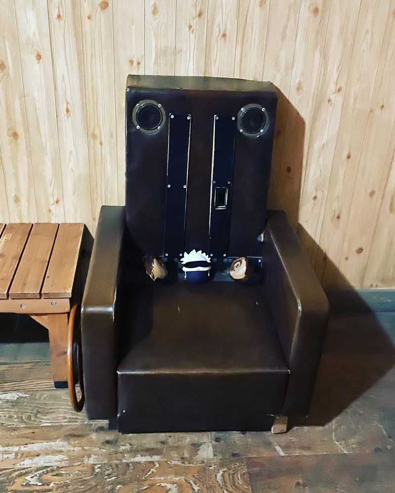 何だろこのイス…