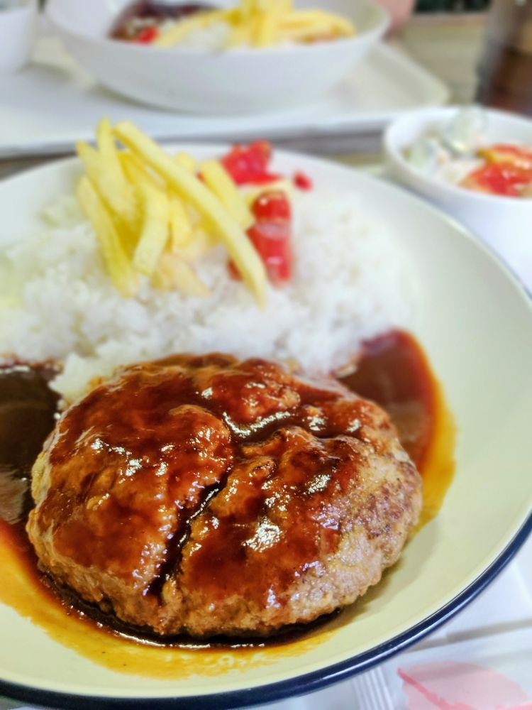 ハンバーグランチ

甘さ控えめのデミグラスソース
ご飯
フライドポテト
福神漬け
タコさんウインナー
千切りキャベツ＋マカロニサラダ＋ミニトマト