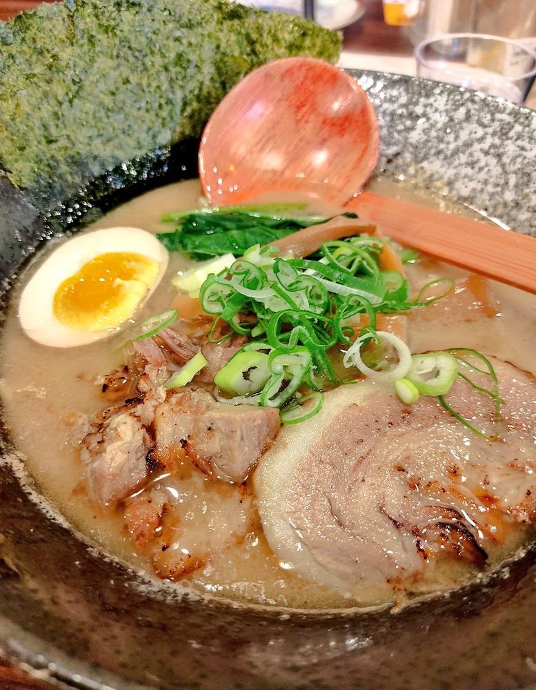 豚骨醤油ラーメン横浜系