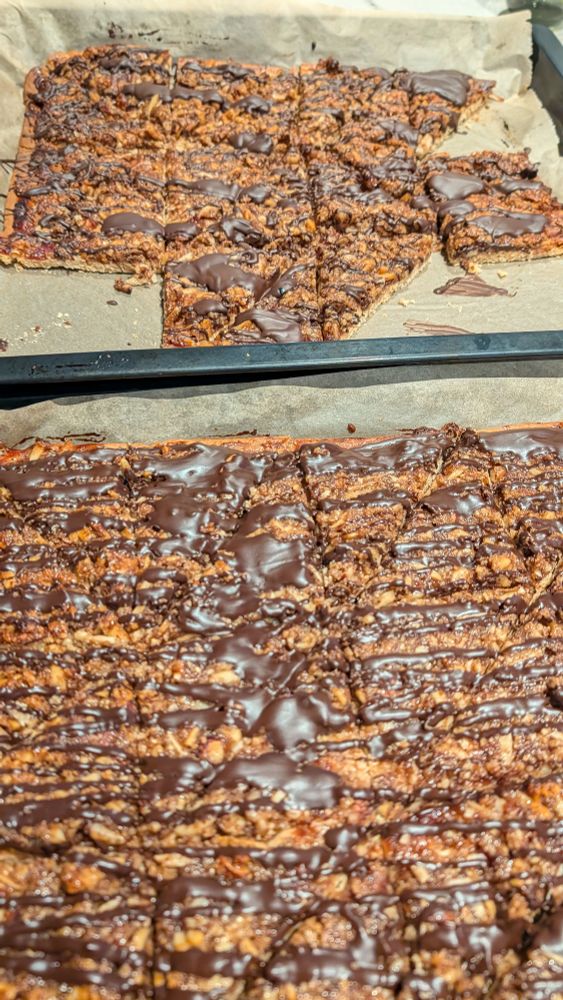 2 Backbleche voller selbst gemachter Nussecken 