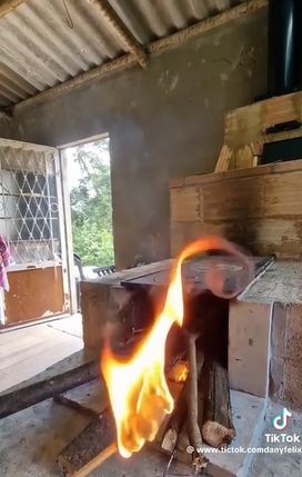 print do vídeo da napalmirinha, frame que mostra o palito aceso com um fogaréu na frente do fogão de lenha