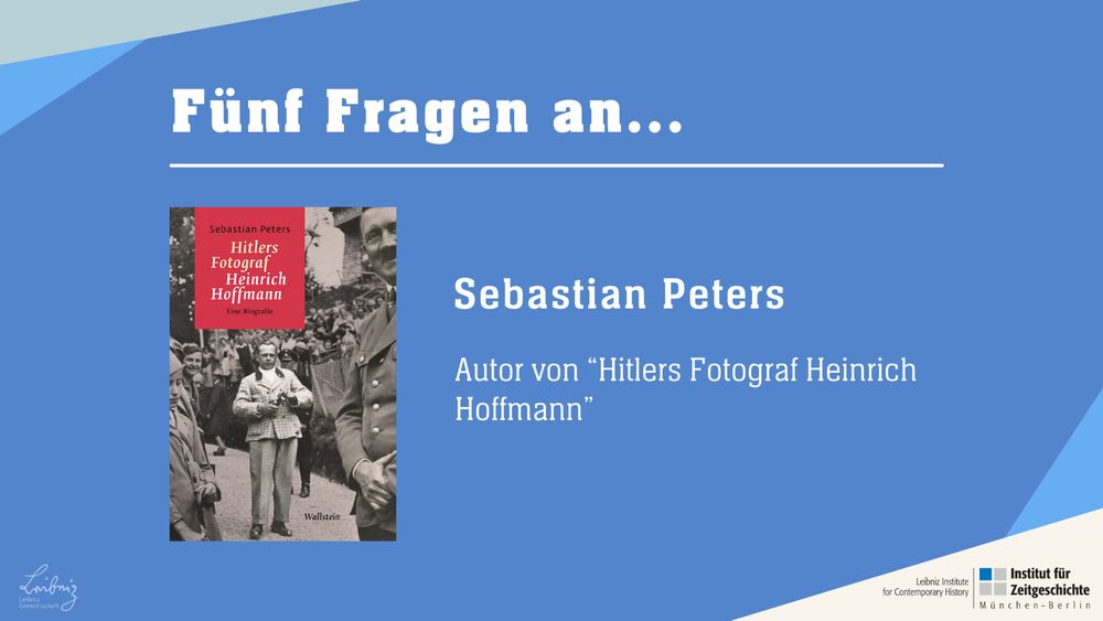 Weißer Text auf blauem Hintergrund: Fünf Fragen an.... Sebastian Peters, Autor von "Hitlers Fotograf Heinrich Hoffmann"