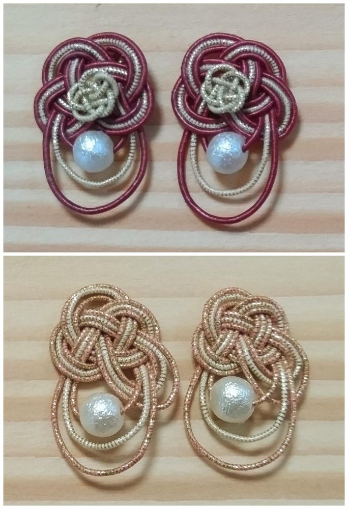 変形梅結びのチャーム
上は臙脂の水引で白ラメ水引を挟んで結んだもの。コットンパールと、小さな白ラメ水引の梅結びをつけてある。梅というよりなんだか椿っぽい。

下はサーモンピンクのラメ水引で白ラメ水引を挟んだ梅結び。こちらはコットンパールのみ。
結び方を左右で変更するのを忘れたので、両方左側にパールが来ている。