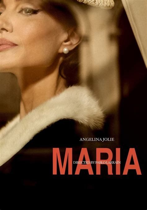 Locandina del film, primo piano di Angelina Jolie di tre quarti in nero con collo di pelliccia bianco