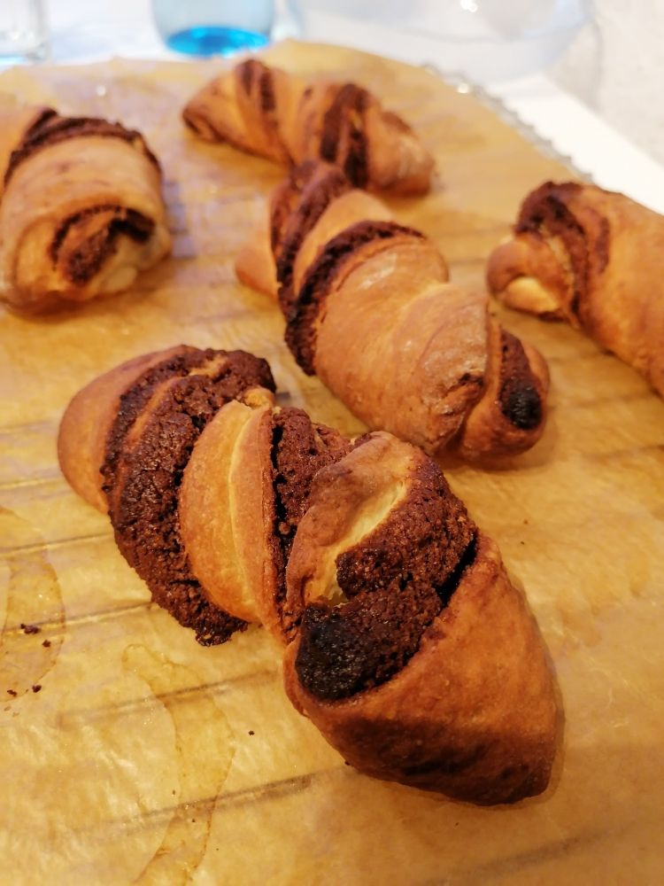 Das Foto zeigt mehrere Braun gebackenen Nussstriezeln, die auf backpapier liegen