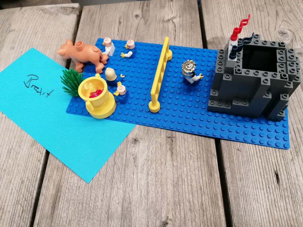 Foto von einem Lego Bauwerk auf einer blauen Platte, davor liegt eine Karte mit dem Begriff brexit